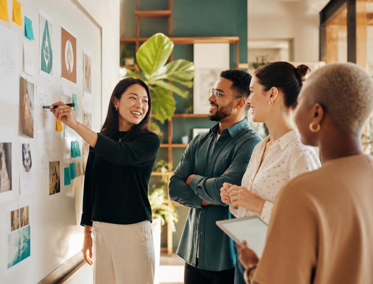 Equipo de ModernMarketing Group trabajando en una estrategia de marca